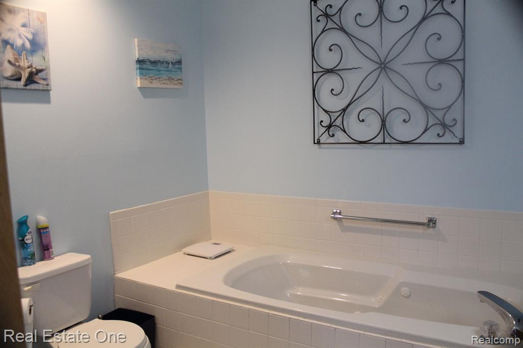 21570 RIVER RIDGE, Farmington Hills, MI 48335 — Photo 18