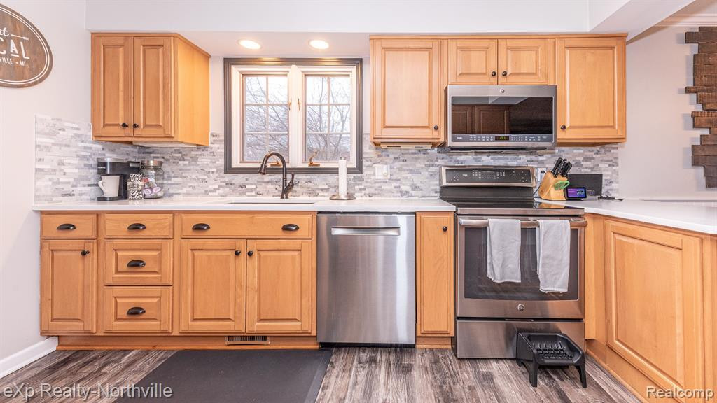 42224 SUNNYDALE Lane, Northville, MI 48168 — Photo 24