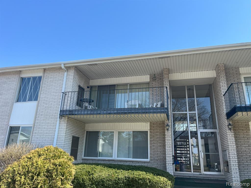 8673 KENNEDY Circle, 5, Warren, MI 48093 — front exterior