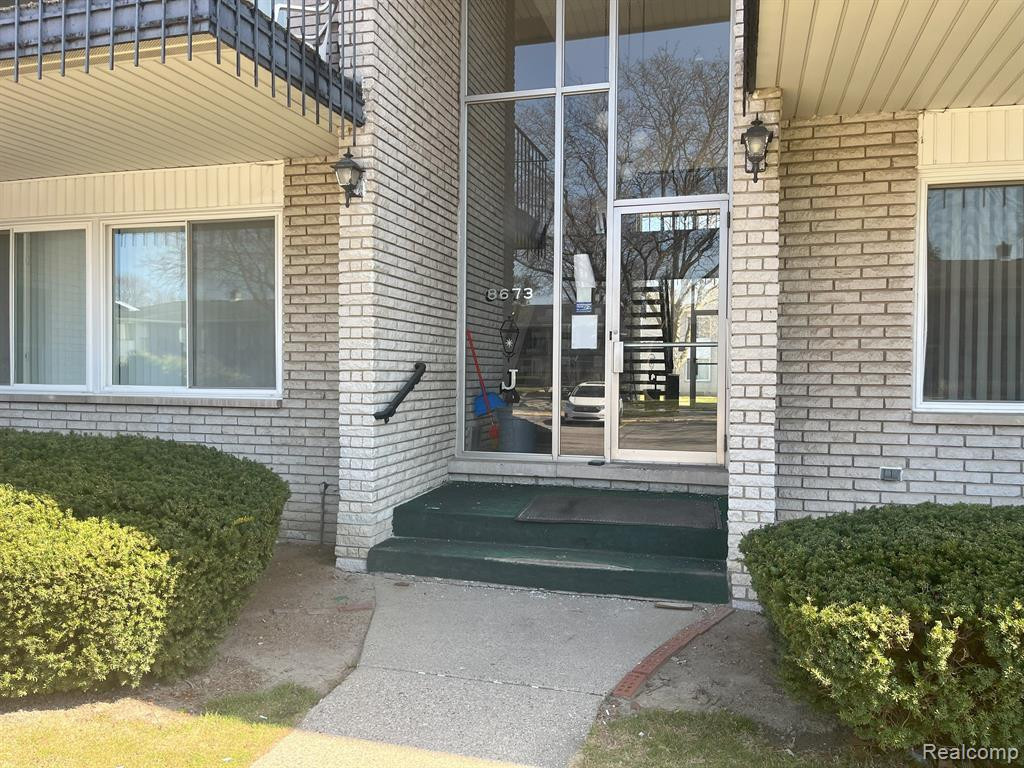 8673 KENNEDY Circle, 5, Warren, MI 48093 — Photo 2