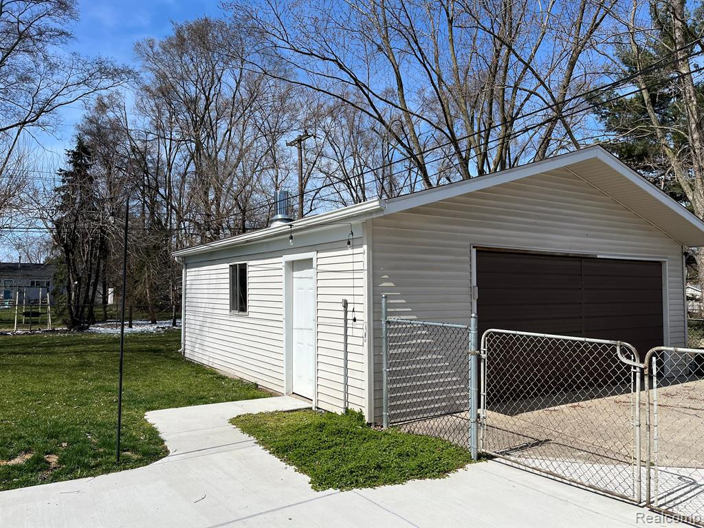 45847 CUMBERLAND Street, Utica, MI 48317 — Photo 3