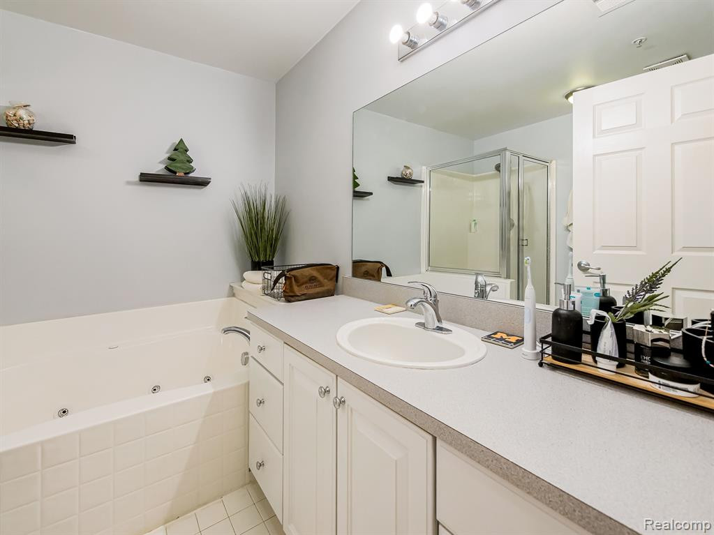 28523 CARLTON WAY Drive, Novi, MI 48377 — Photo 9