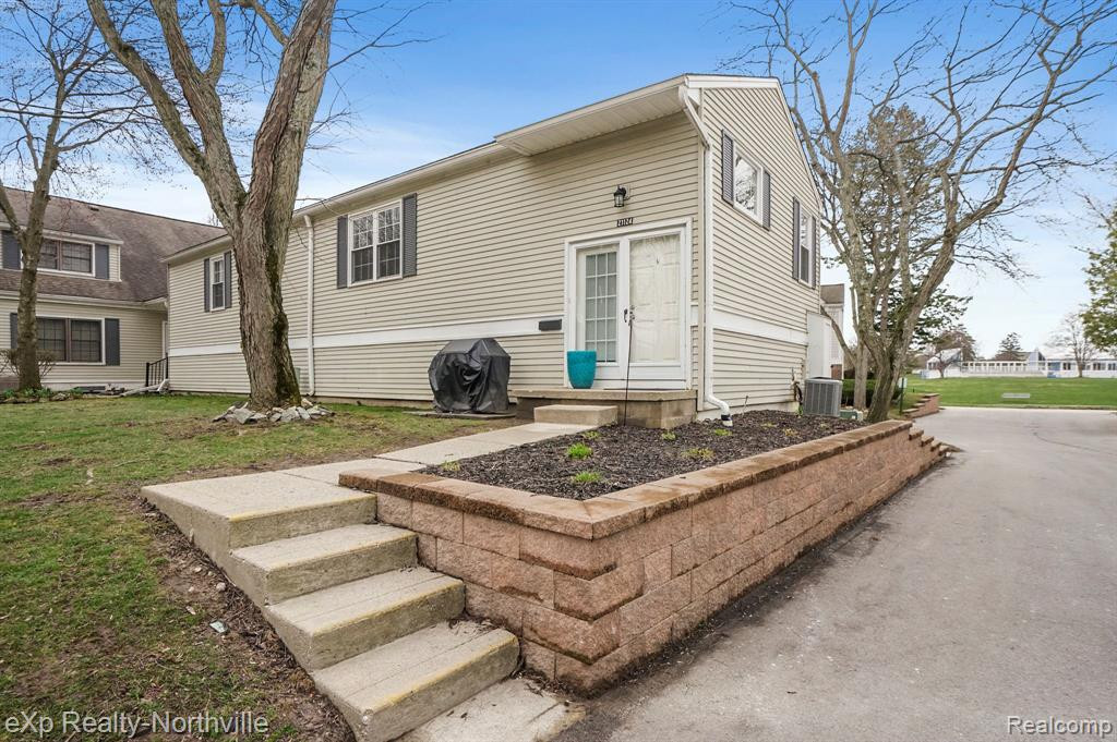21124 E GLEN HAVEN Circle, Northville, MI 48167 — front exterior