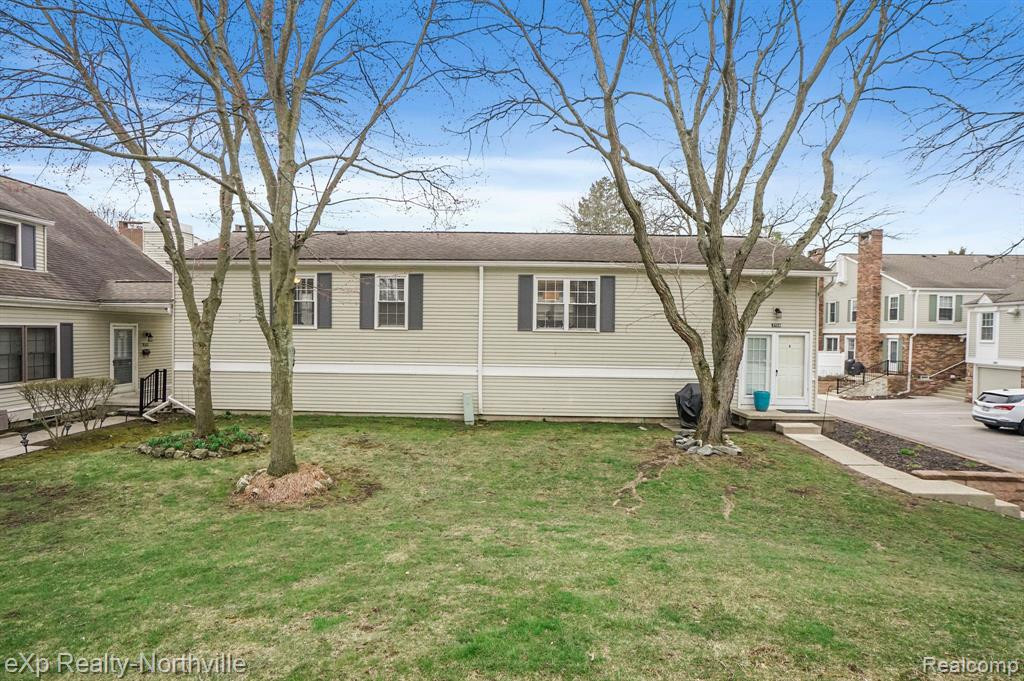 21124 E GLEN HAVEN Circle, Northville, MI 48167 — Photo 2