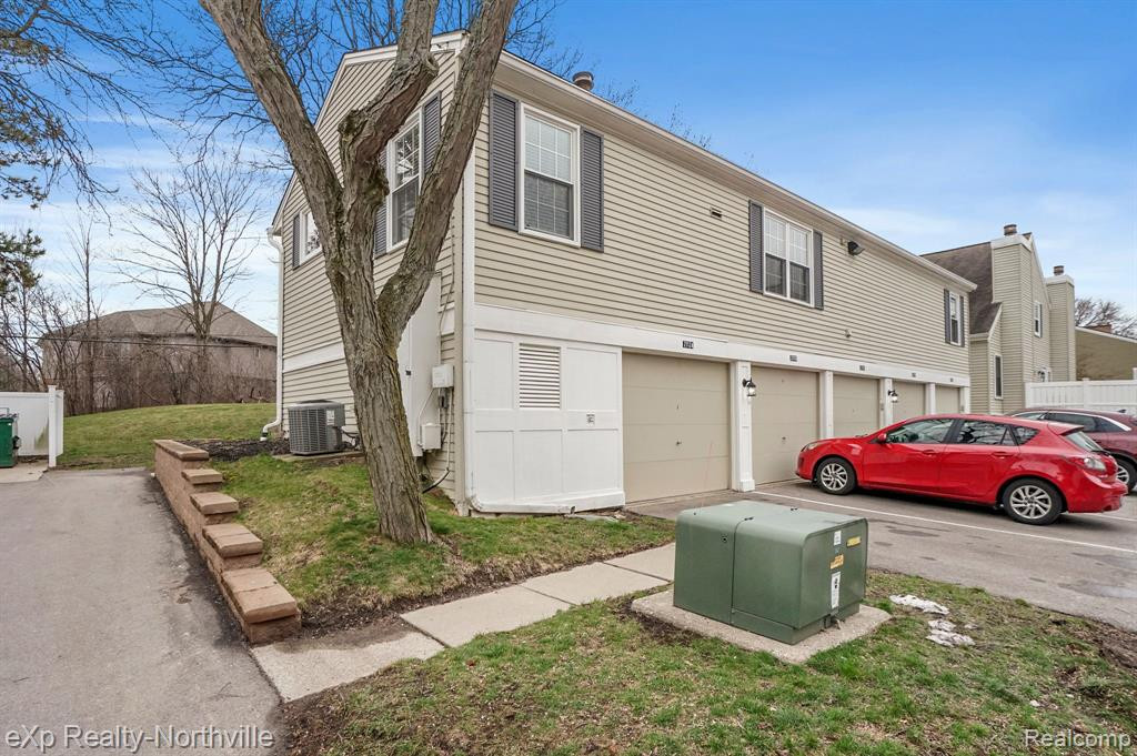 21124 E GLEN HAVEN Circle, Northville, MI 48167 — Photo 3