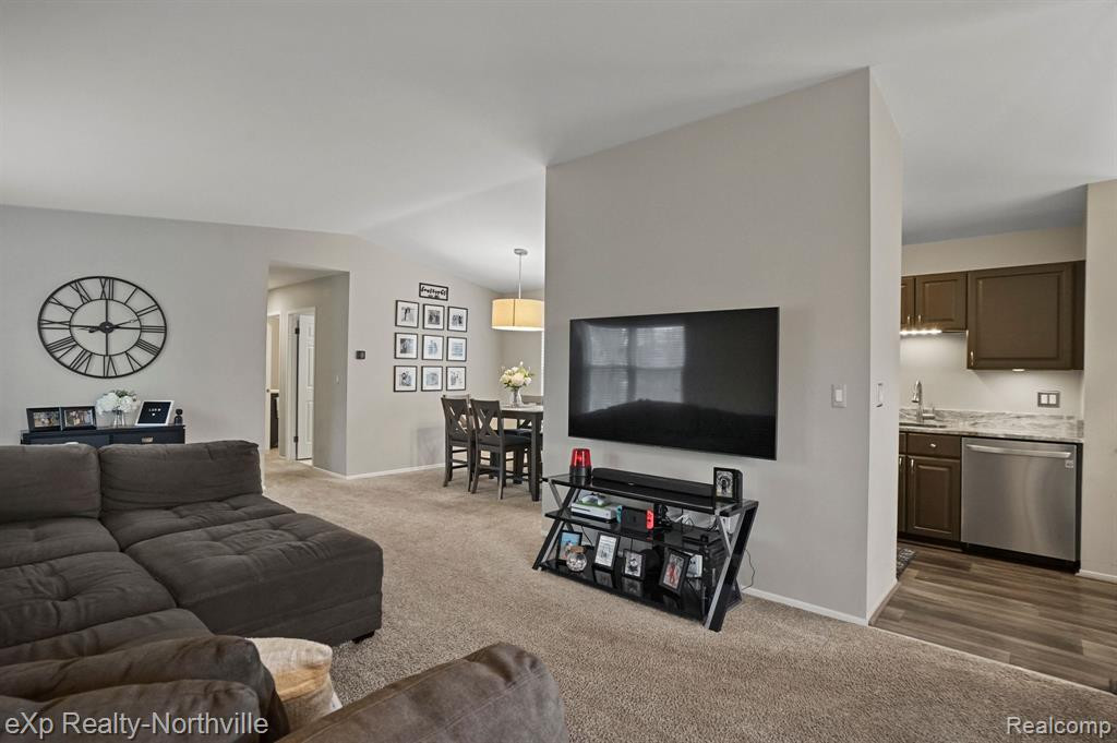 21124 E GLEN HAVEN Circle, Northville, MI 48167 — Photo 8