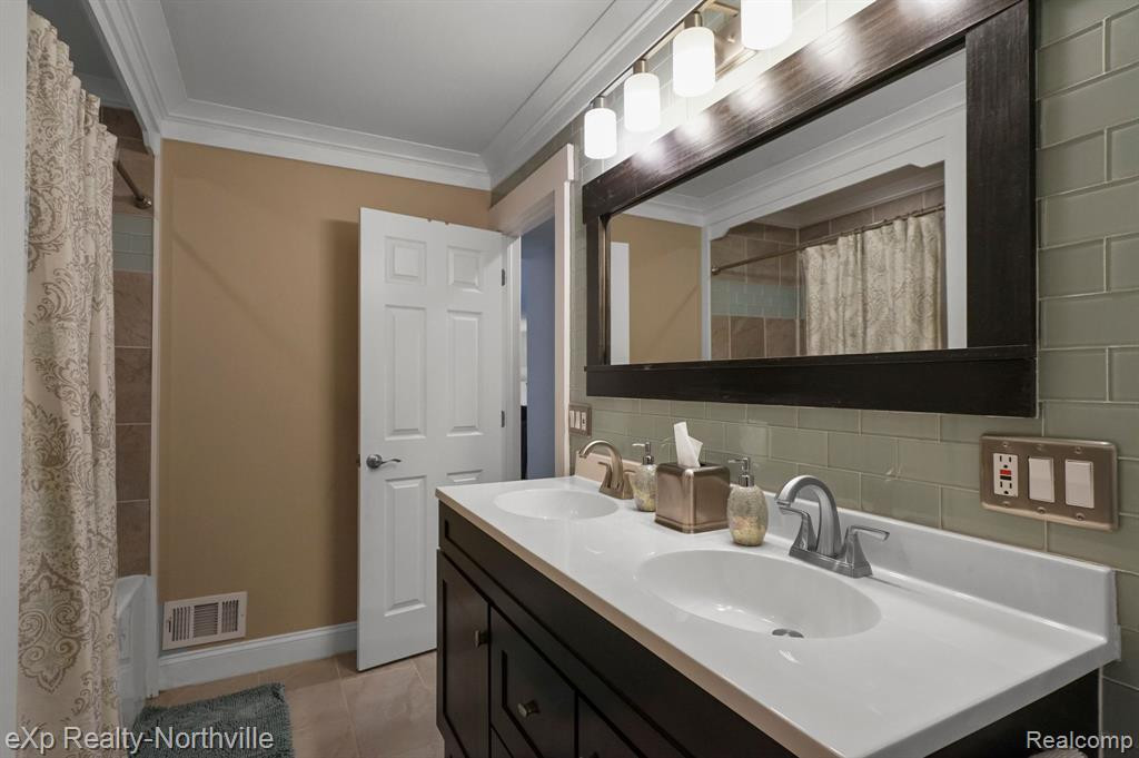 21124 E GLEN HAVEN Circle, Northville, MI 48167 — Photo 26