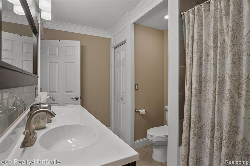 21124 E GLEN HAVEN Circle, Northville, MI 48167 — Photo 28