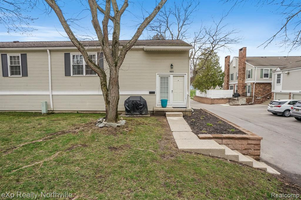 21124 E GLEN HAVEN Circle, Northville, MI 48167 — Photo 40