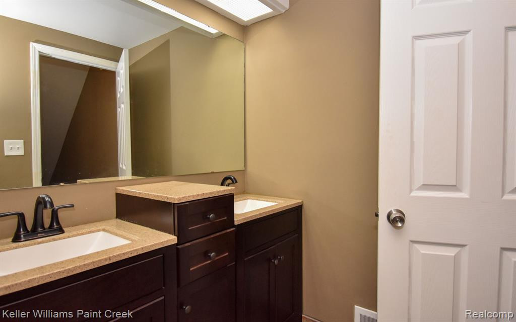 8272 KARAM Boulevard, 2, Warren, MI 48093 — Photo 21