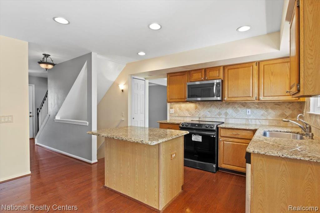 47226 SCARLET Drive S, Novi, MI — Photo 17