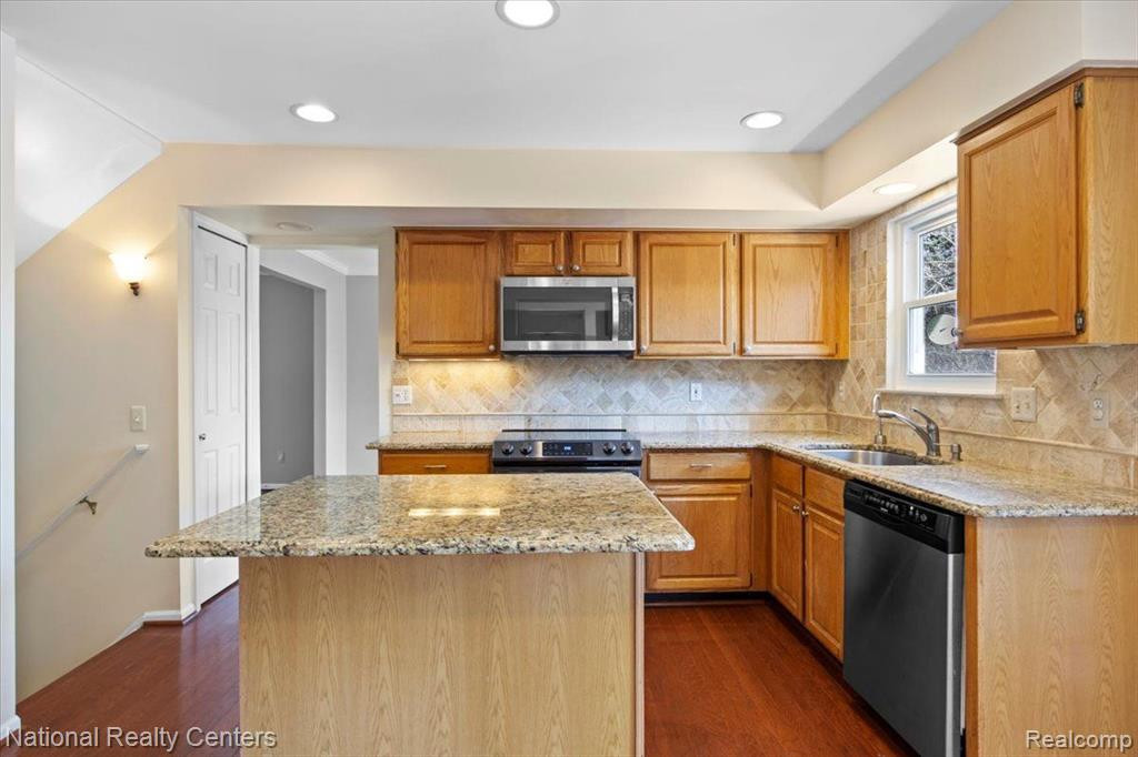 47226 SCARLET Drive S, Novi, MI — Photo 18