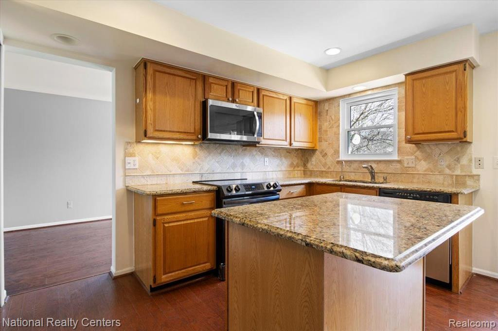 47226 SCARLET Drive S, Novi, MI — Photo 21