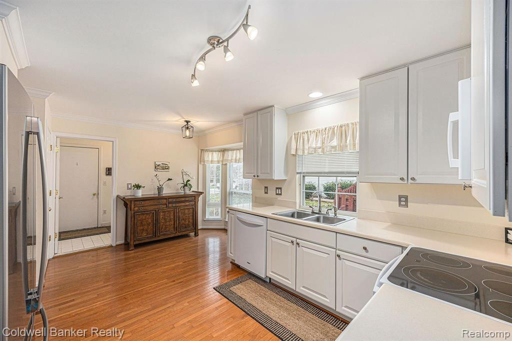 6039 RAVINE Court, Clarkston, MI 48348 — Photo 11