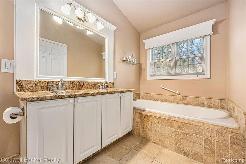 6039 RAVINE Court, Clarkston, MI 48348 — Photo 19