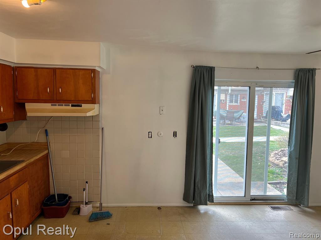 29200 MANCHESTER Street, Westland, MI — Photo 5