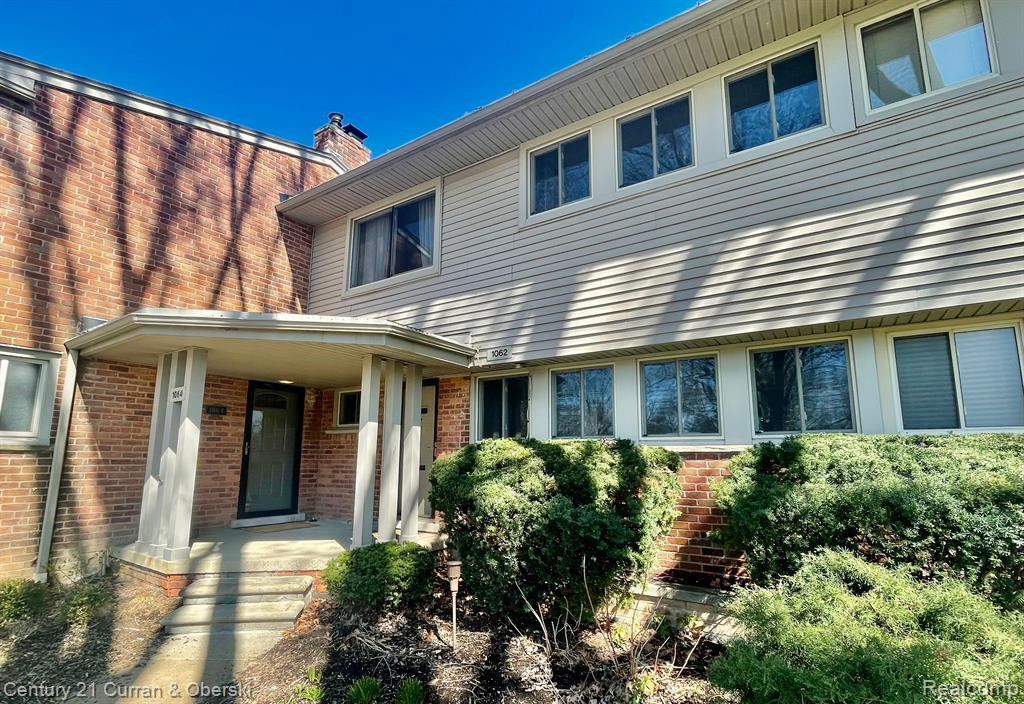 1062 STRATFORD Lane, Bloomfield Hills, MI 48304 — front exterior
