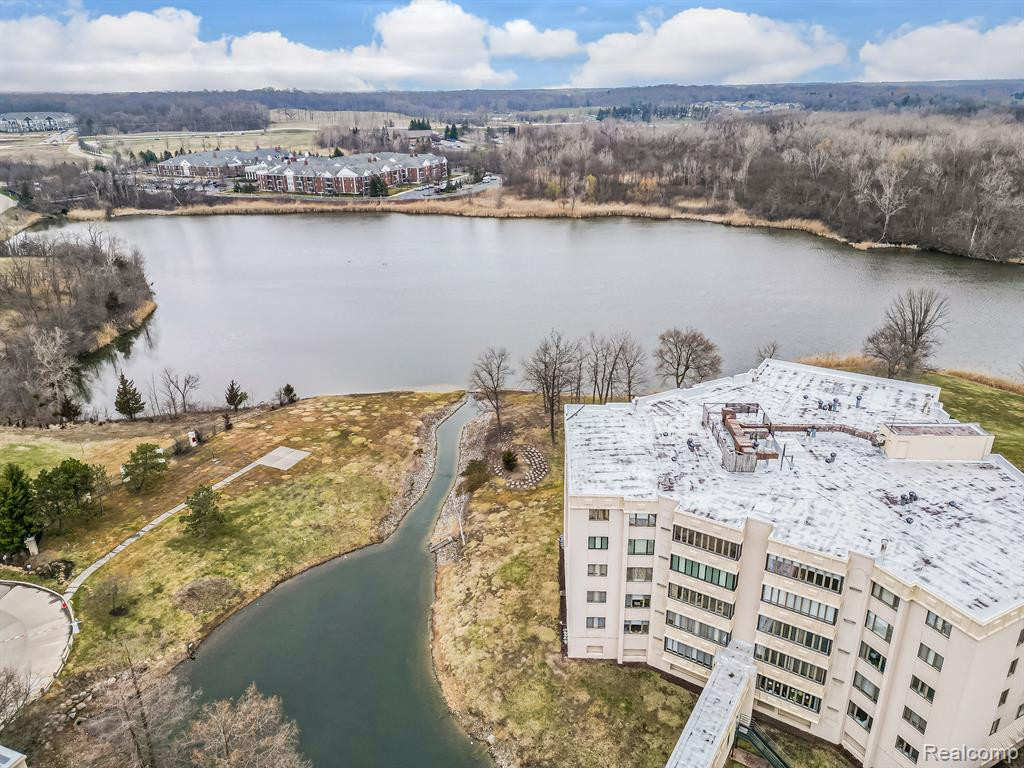 43100 12 OAKS CRESCENT Drive, 4022, Novi, MI 48377 — Photo 2