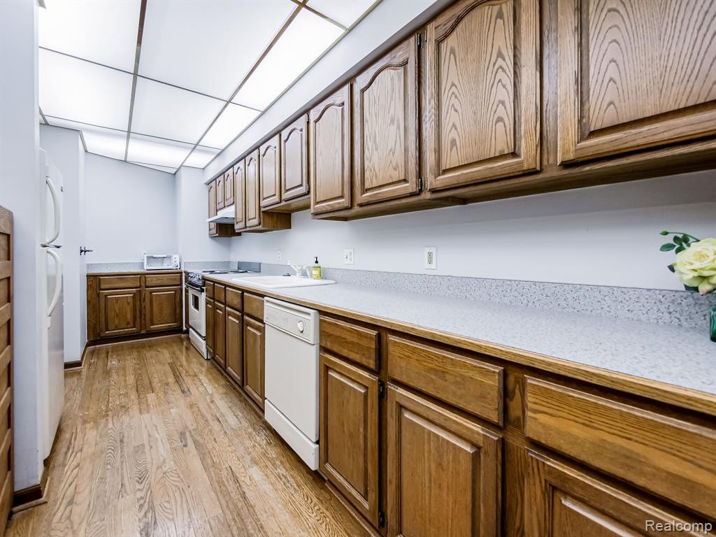 43100 12 OAKS CRESCENT Drive, 4022, Novi, MI 48377 — Photo 9