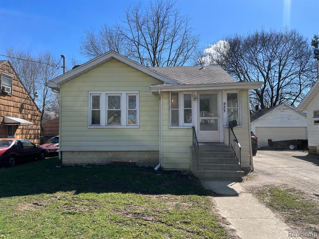 925 Barrie Avenue, Flint, MI 48507 — front exterior