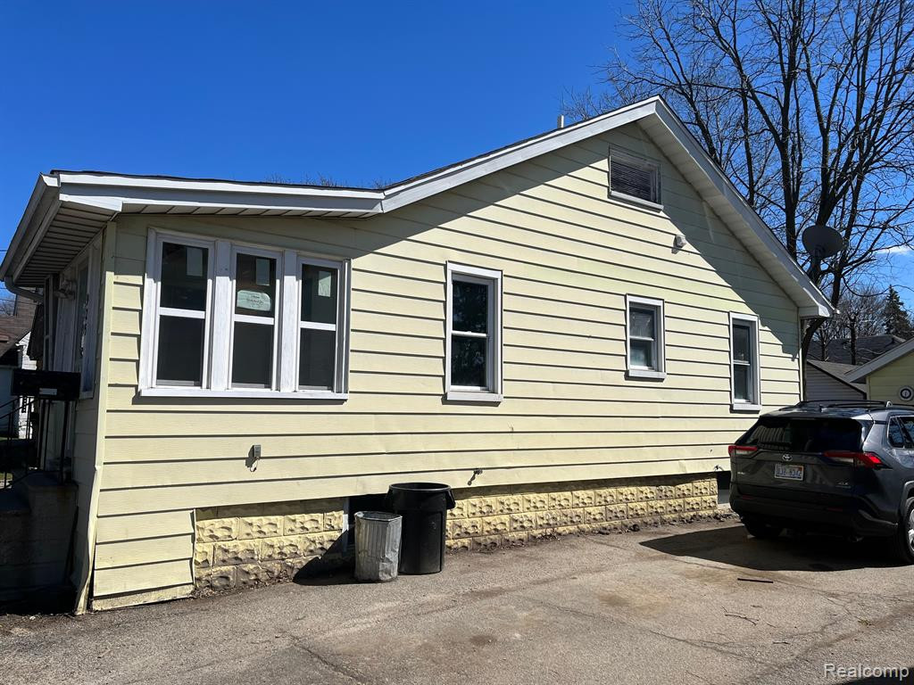 925 Barrie Avenue, Flint, MI 48507 — Photo 2