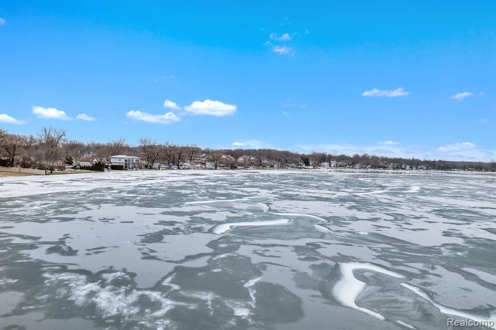 452 NICOLET Street, Unit #6, Walled Lake, MI 48390 — Photo 48
