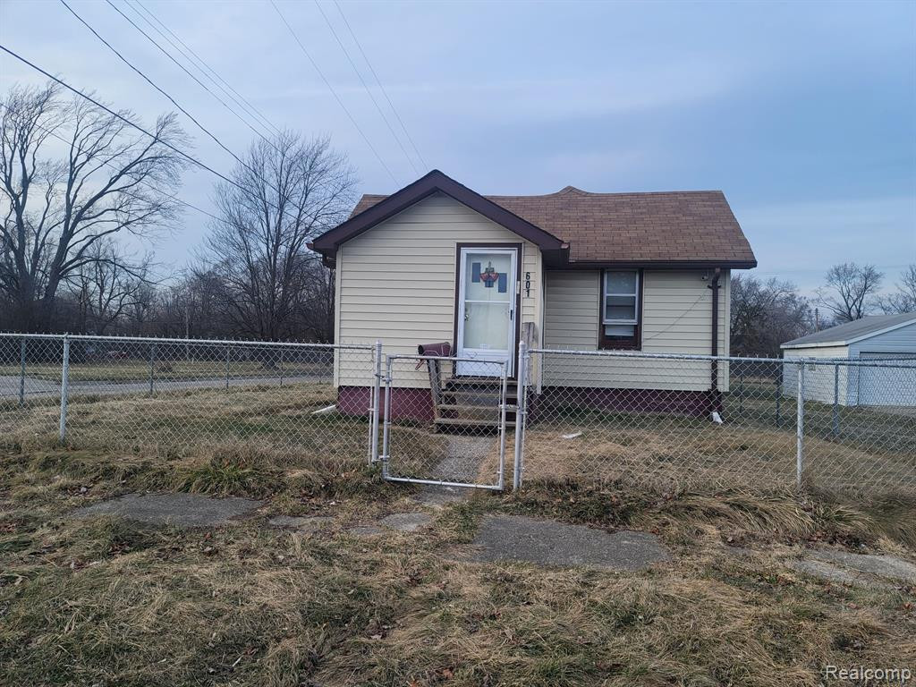 601 E HOME Avenue, Flint, MI 48505 — front exterior