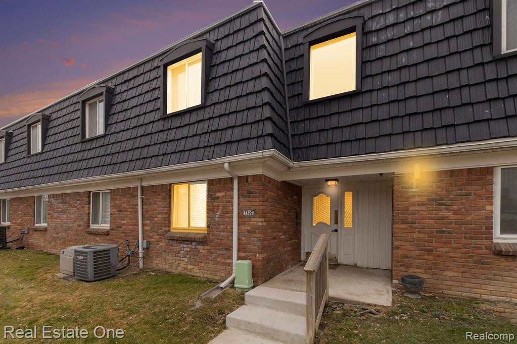 1802 COLONIAL VILLAGE Way, 1, Waterford, MI 48328 — front exterior