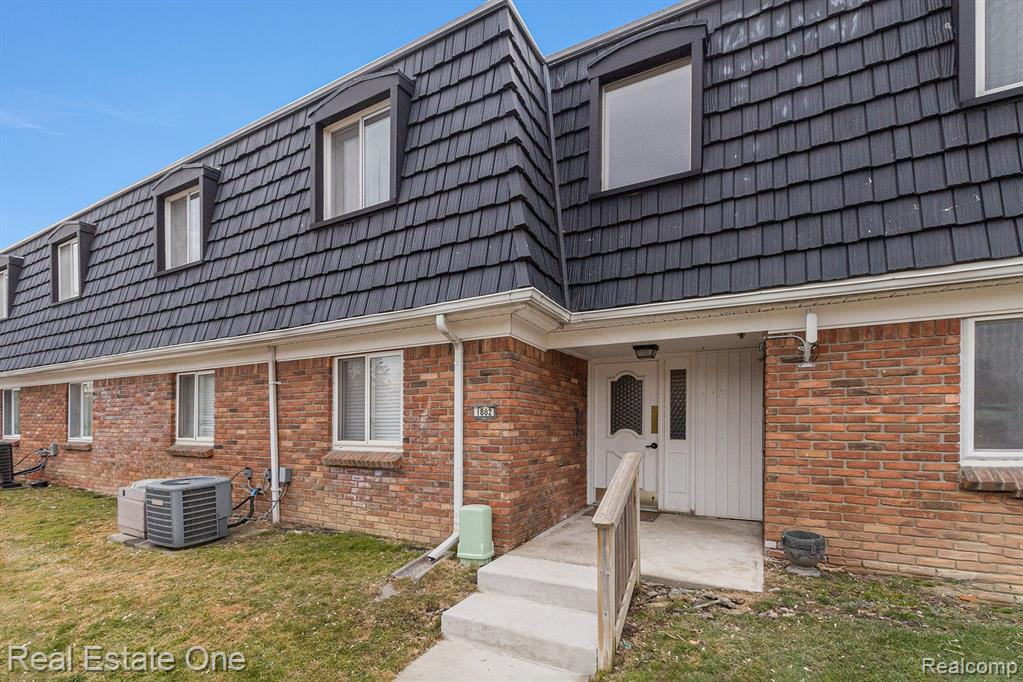 1802 COLONIAL VILLAGE Way, 1, Waterford, MI 48328 — Photo 2