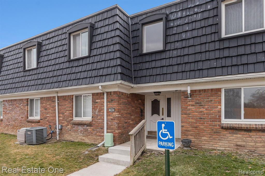 1802 COLONIAL VILLAGE Way, 1, Waterford, MI 48328 — Photo 3