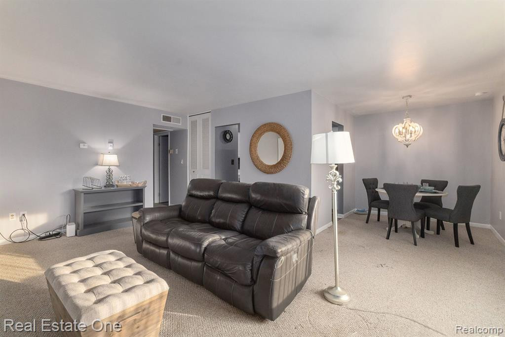 1802 COLONIAL VILLAGE Way, 1, Waterford, MI 48328 — Photo 5