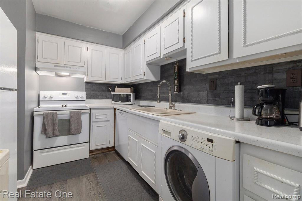 1802 COLONIAL VILLAGE Way, 1, Waterford, MI 48328 — Photo 10
