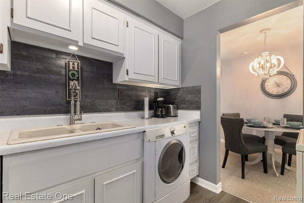 1802 COLONIAL VILLAGE Way, 1, Waterford, MI 48328 — Photo 11