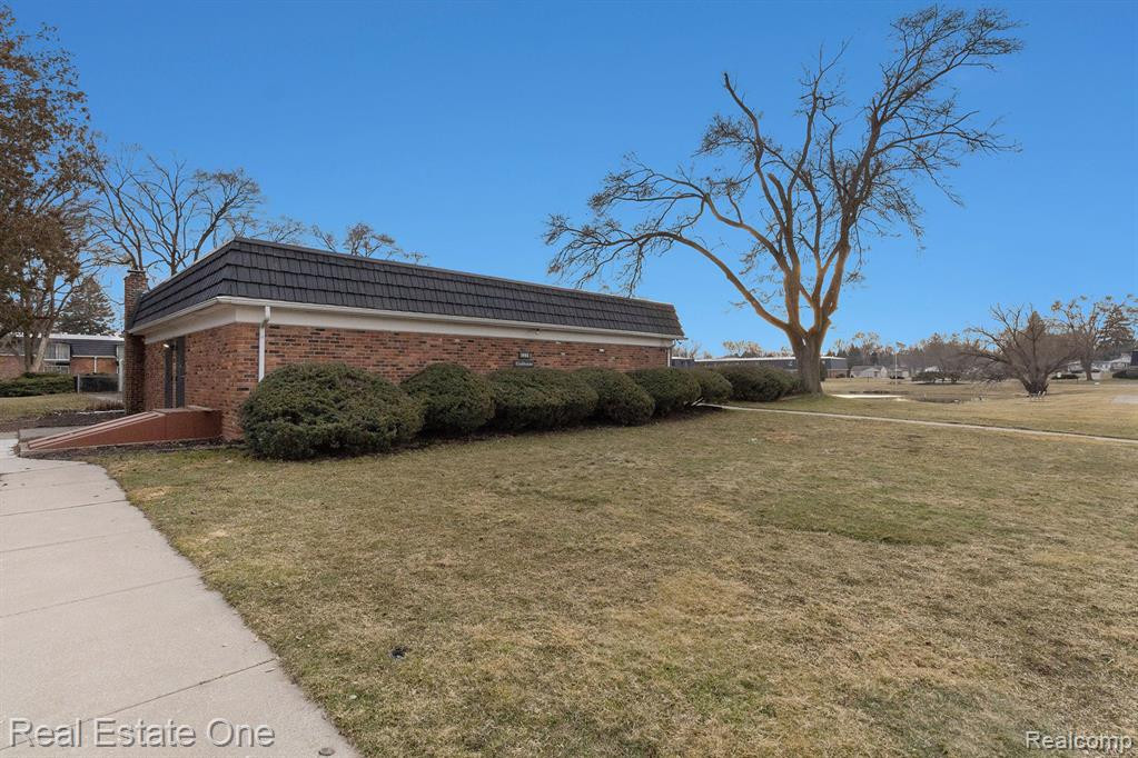 1802 COLONIAL VILLAGE Way, 1, Waterford, MI 48328 — Photo 26