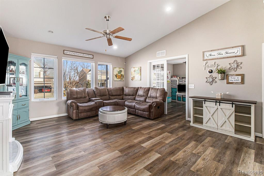 3739 AMBER OAKS Drive, Howell, MI 48855 — Photo 2