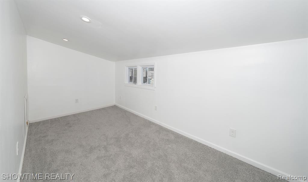 9569 MANSFIELD Street, Detroit, MI 48227 — Photo 12