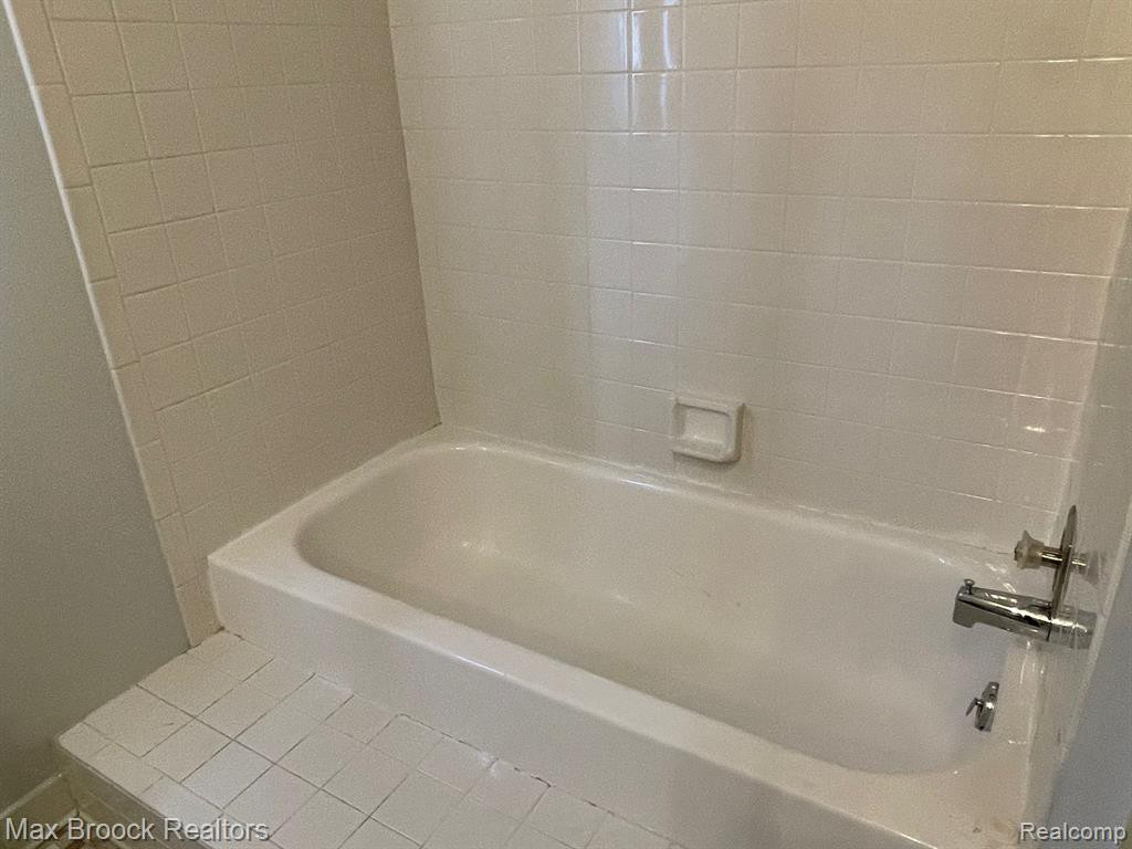 4090 JUSTIN Court, Bloomfield Hills, MI 48302 — Photo 14