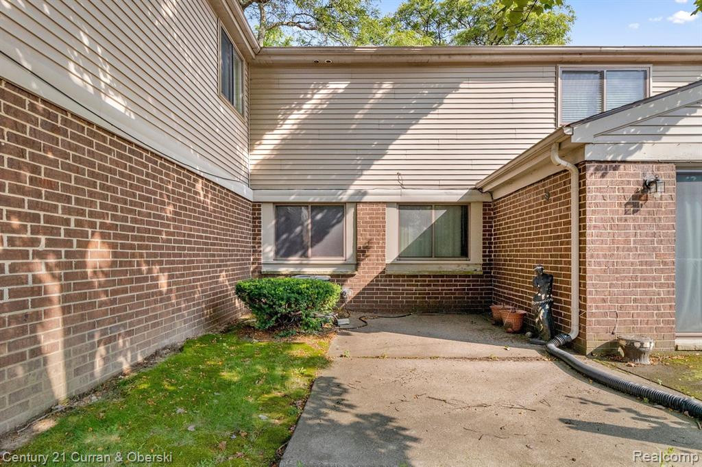 26692 FARMBROOK VILLA Drive, Southfield, MI 48034 — Photo 20