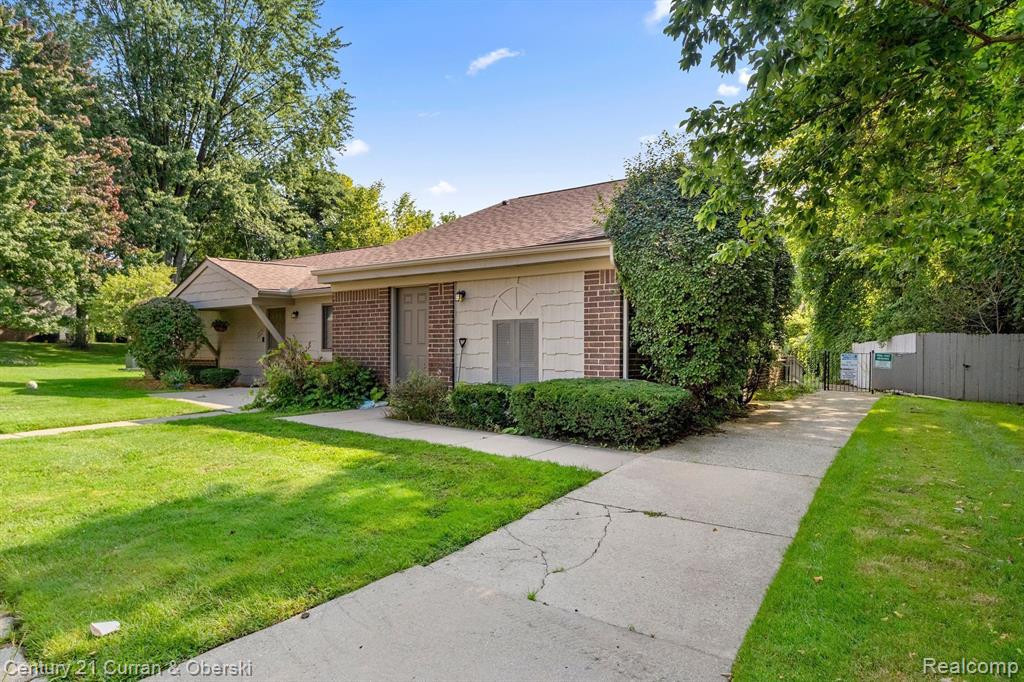 26692 FARMBROOK VILLA Drive, Southfield, MI 48034 — Photo 24