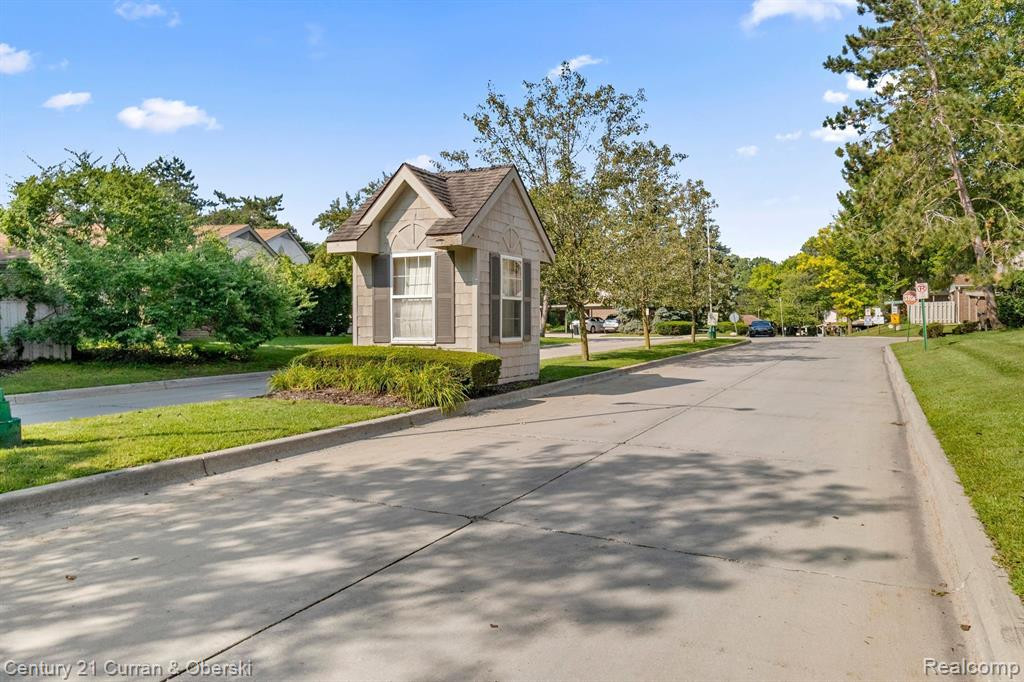 26692 FARMBROOK VILLA Drive, Southfield, MI 48034 — Photo 27