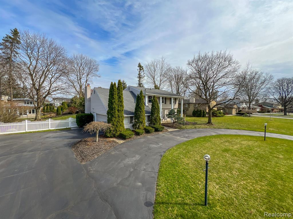 6689 CATHEDRAL Drive, Bloomfield Hills, MI 48301 — Photo 2