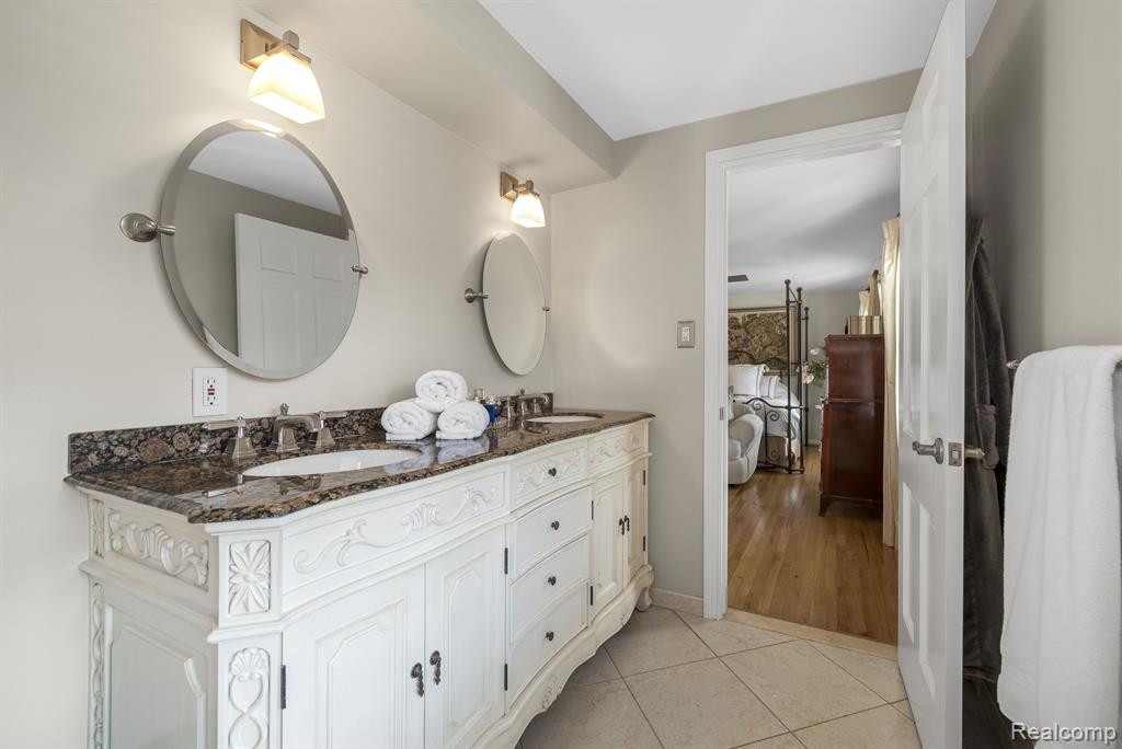 6689 CATHEDRAL Drive, Bloomfield Hills, MI 48301 — Photo 18