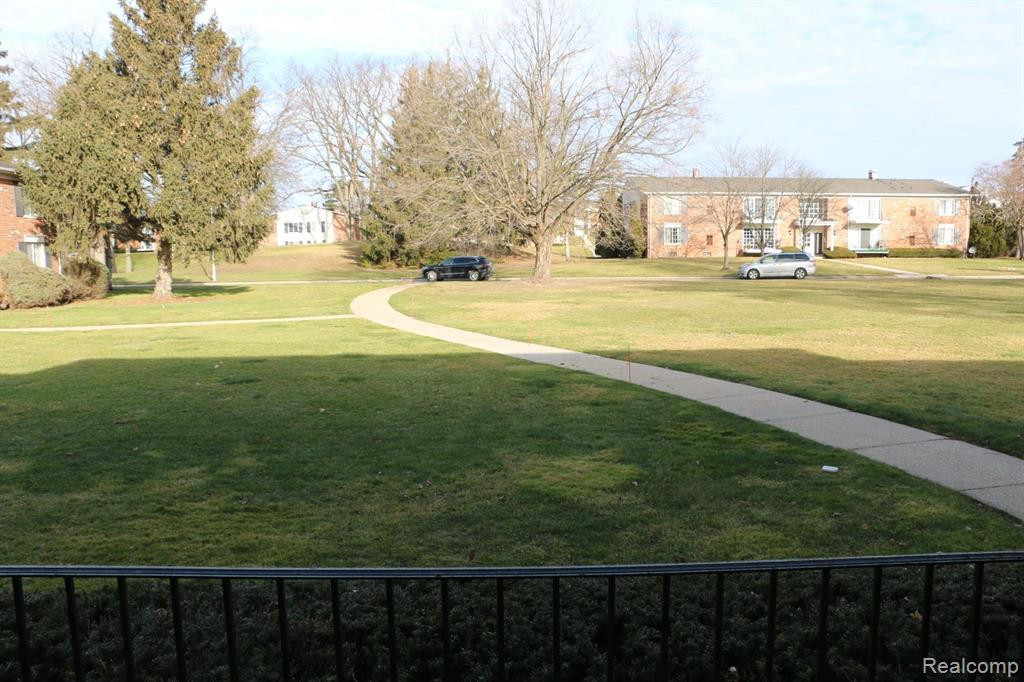 448 FOX HILLS Drive S, 2, Bloomfield Hills, MI 48304 — Photo 2
