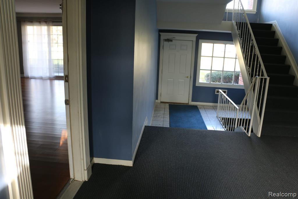 448 FOX HILLS Drive S, 2, Bloomfield Hills, MI 48304 — Photo 3