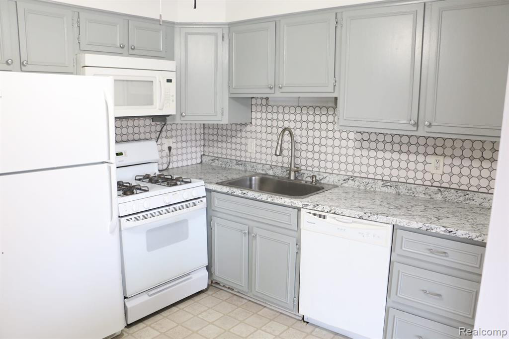 448 FOX HILLS Drive S, 2, Bloomfield Hills, MI 48304 — Photo 9