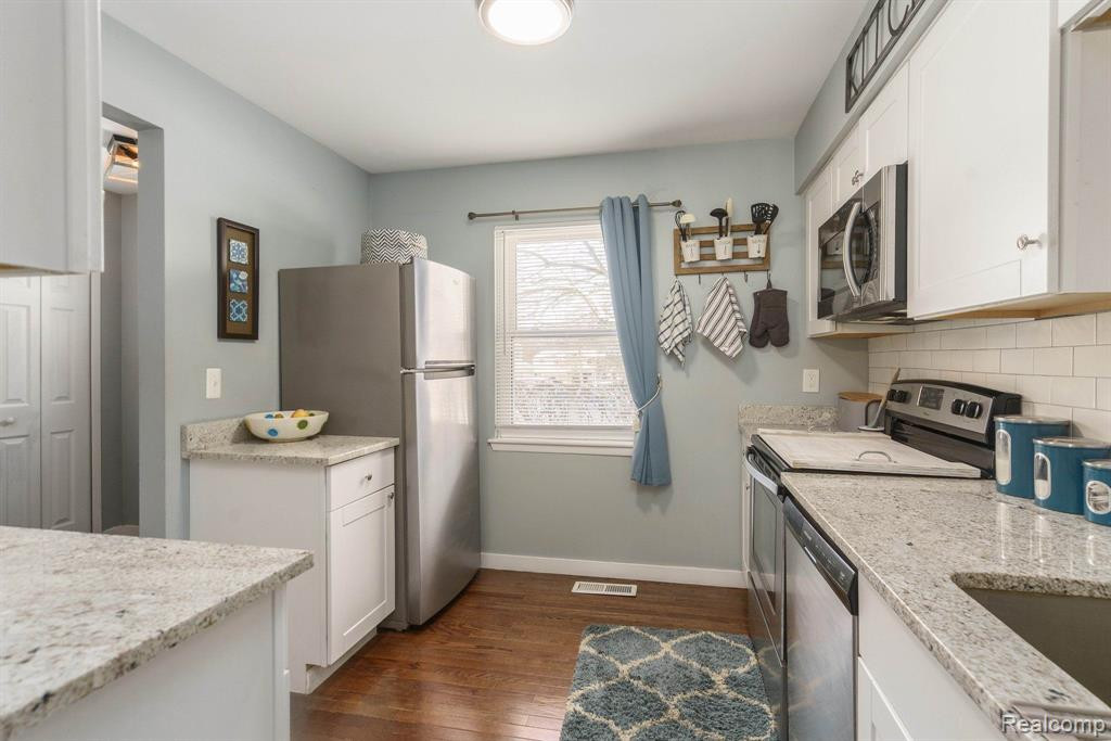 5826 NORTHFIELD Parkway, Troy, MI 48098 — Photo 9