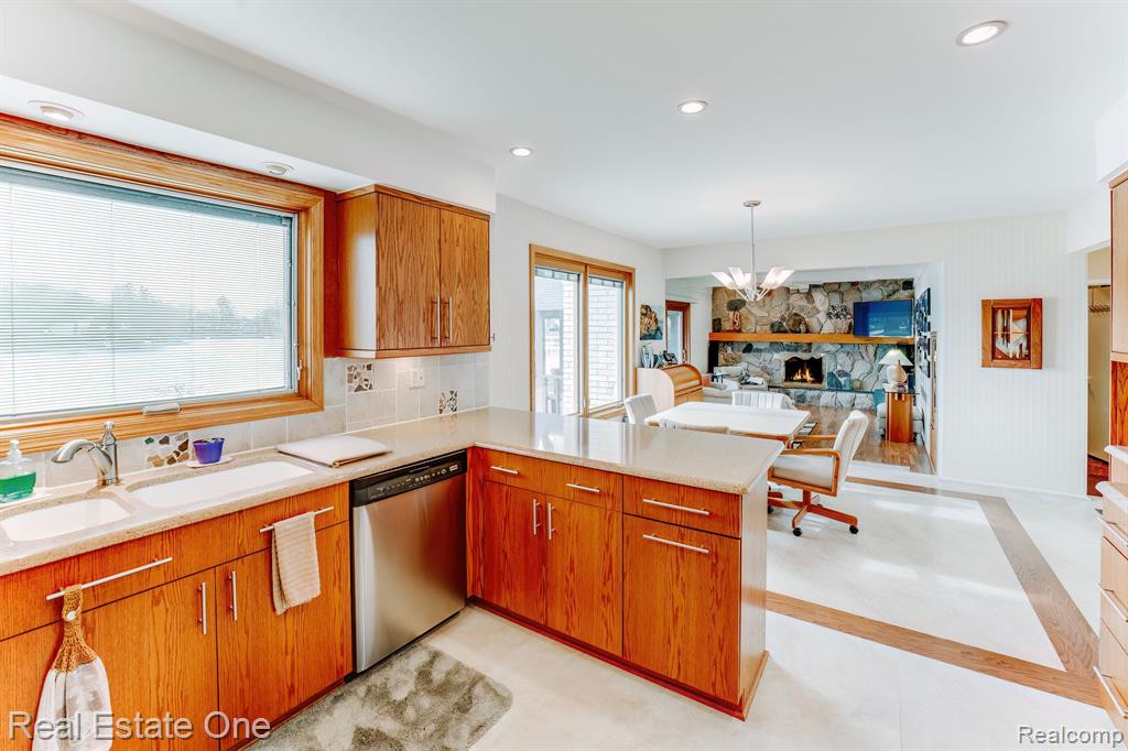 6846 NORTHPOINT Drive, Troy, MI 48085 — Photo 10