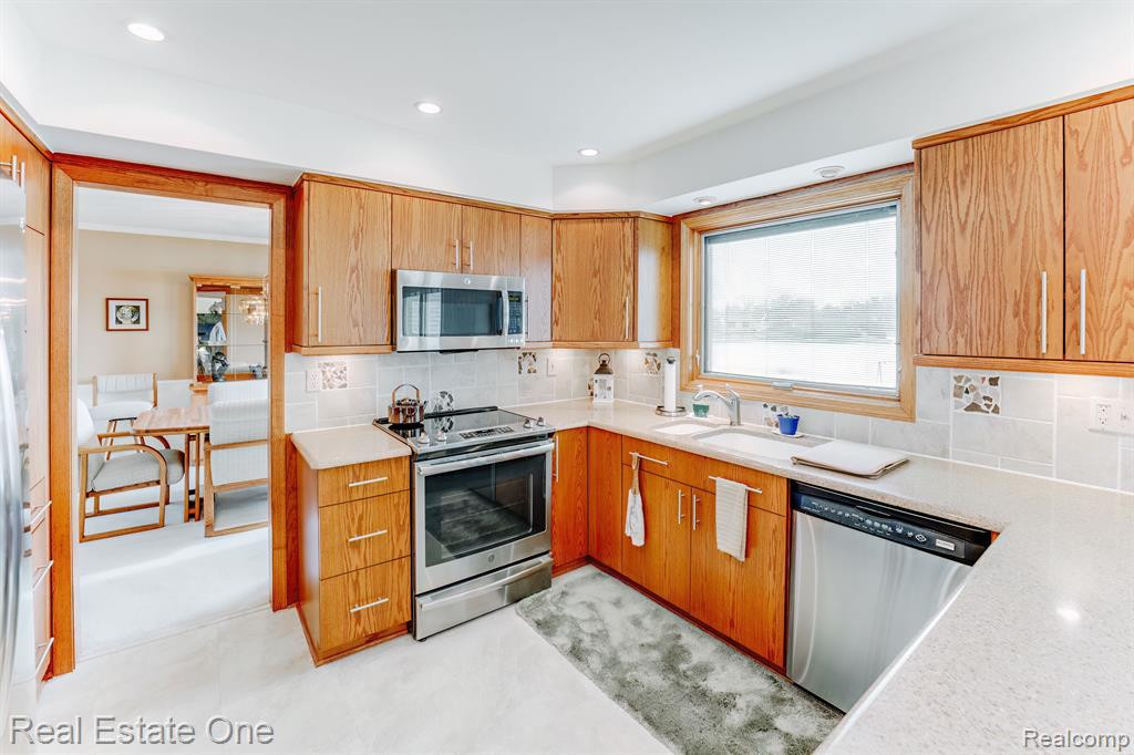 6846 NORTHPOINT Drive, Troy, MI 48085 — Photo 11