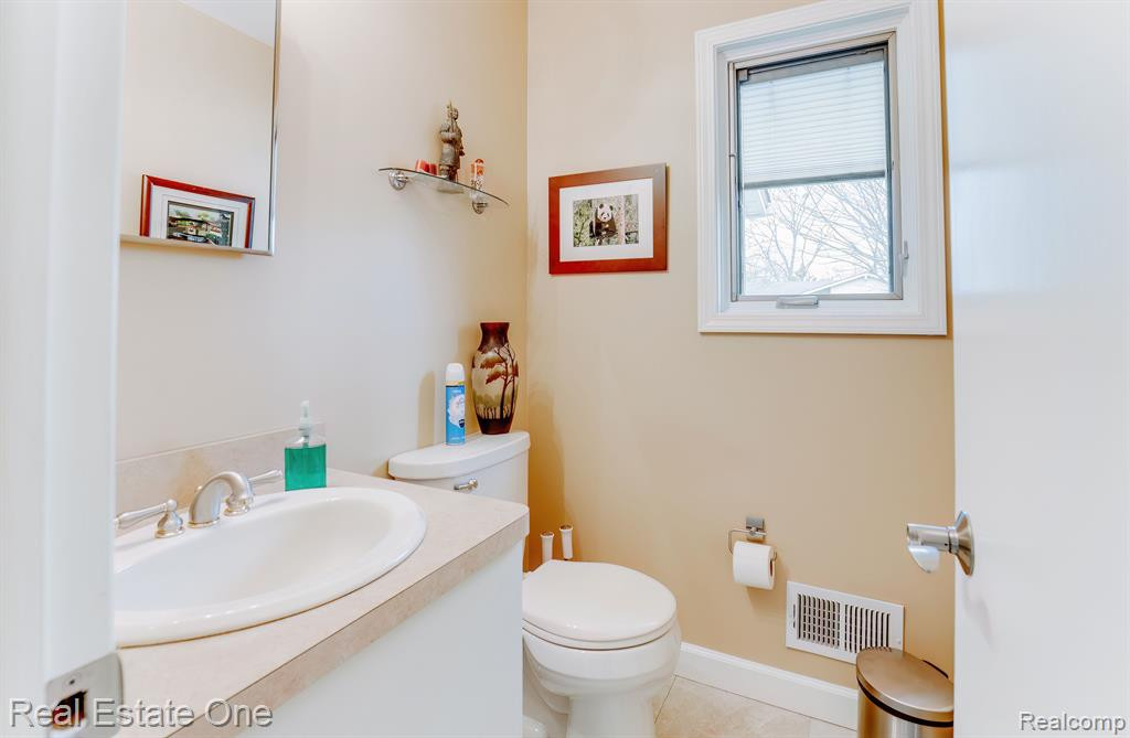 6846 NORTHPOINT Drive, Troy, MI 48085 — Photo 20