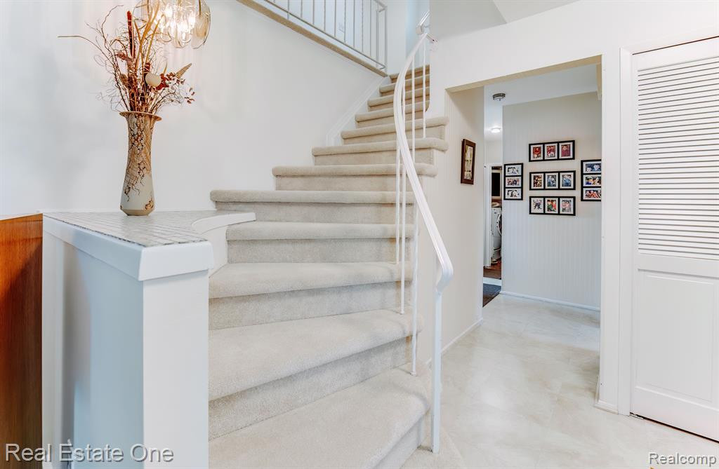 6846 NORTHPOINT Drive, Troy, MI 48085 — Photo 21